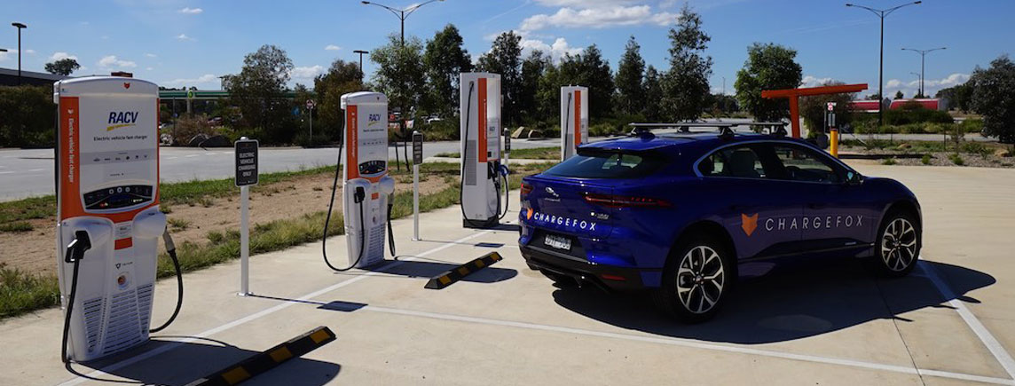 A map of Australia showing the location of Chargefox charging sites and an infographic comparing times and ranges of different charging technology. An ultra-rapid charging station takes 15 minutes to charge 350kw, provide electric vehicle drivers with a range of 400km.