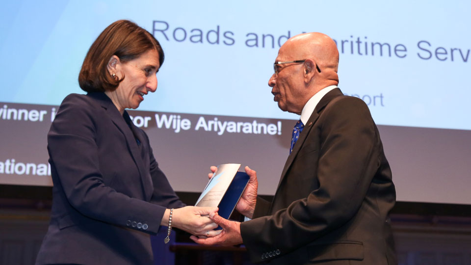 Wije Ariyaratne being presented with the 2018 Premier's Award for infrastructure by Gladys Berejiklian